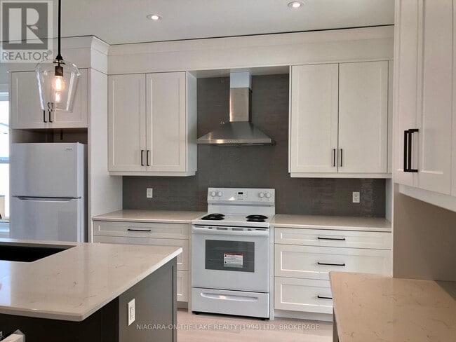 Building Photo - 10 Perez Rd