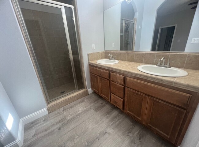 Foto del edificio - Charming 3 bedroom Home in Kerman for Lease!!