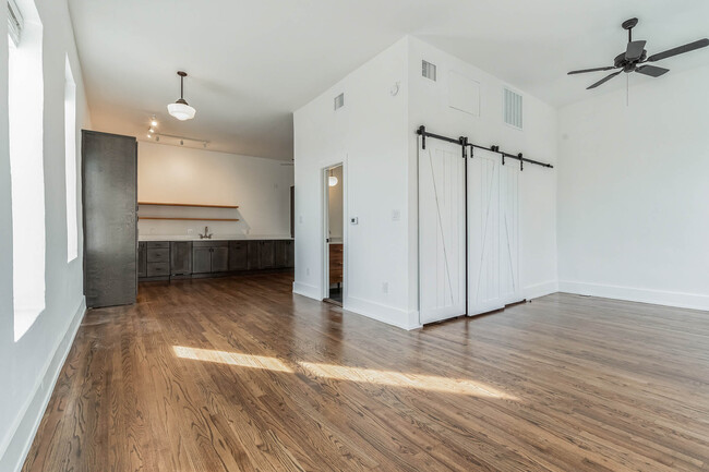 Studio with large closet/laundry/bath in center - 110 E Market St