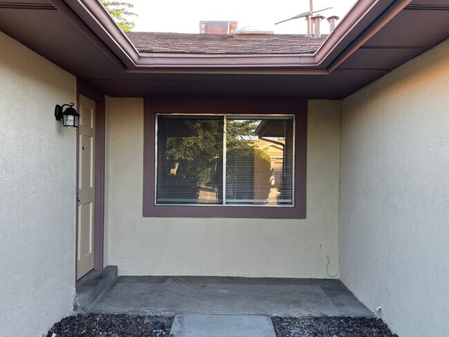Building Photo - 7308 Avenida La Costa NE