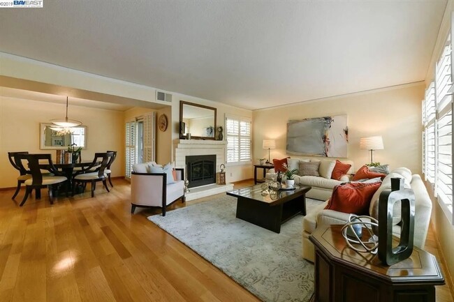 Foto del edificio - Spacious 4BR Townhome in Alameda