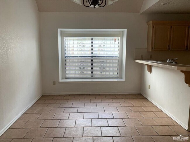 Foto del edificio - 1932 Zenaida Ave