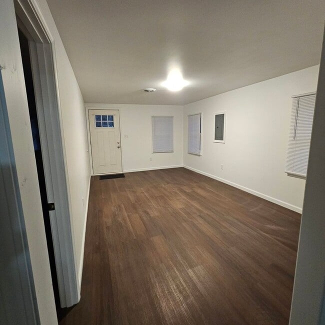 Foto del edificio - 5005 Chase St