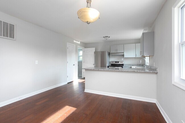 Foto del edificio - Renovated 3 Bedroom/ 1 Bath near downtown!...