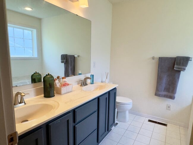 Full Bathroom 1 - 9264 Peony Ln N