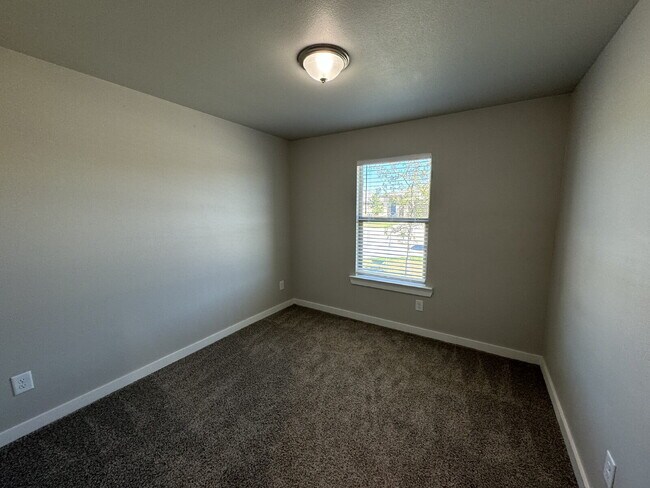 Foto del edificio - Spacious 4-bedroom, 2-bathroom Home!