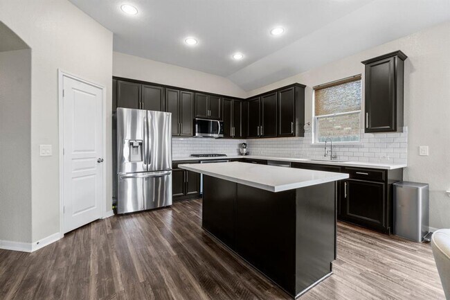 Foto del edificio - 24502 Royal Pike Dr