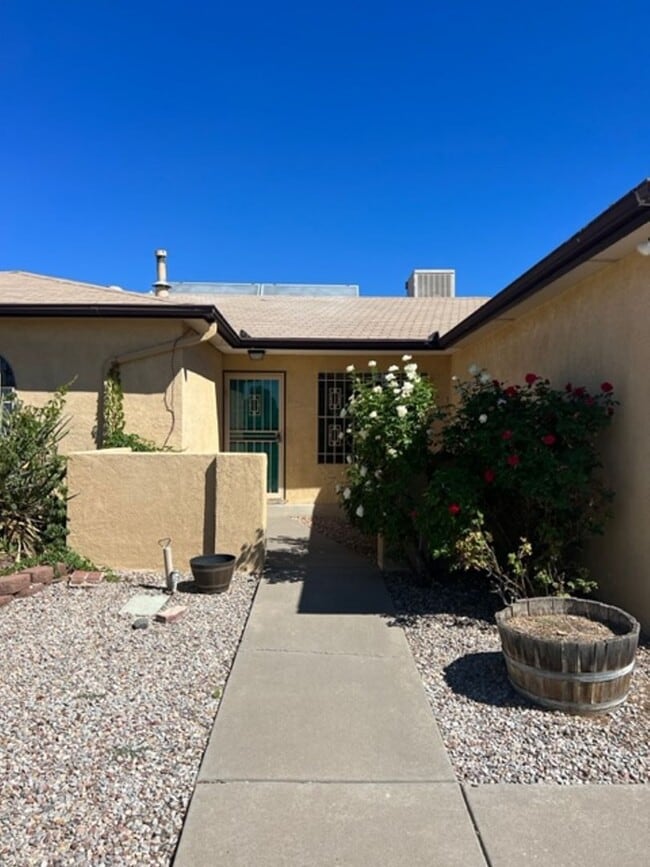 Building Photo - Beautiful 3 Bed 2 Bath 2 Car Garage just E...