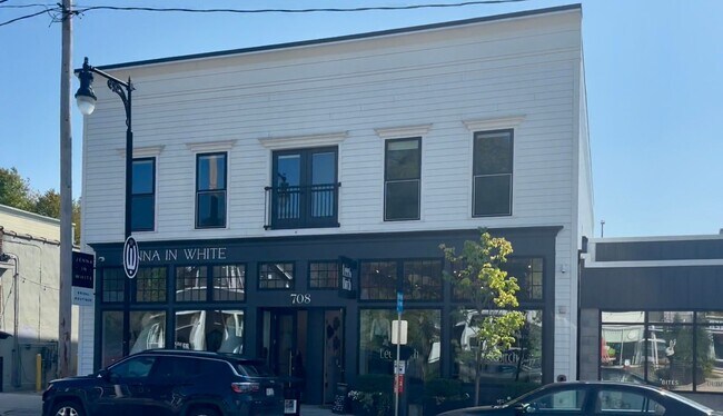 Foto del edificio - 708 Wealthy St SE