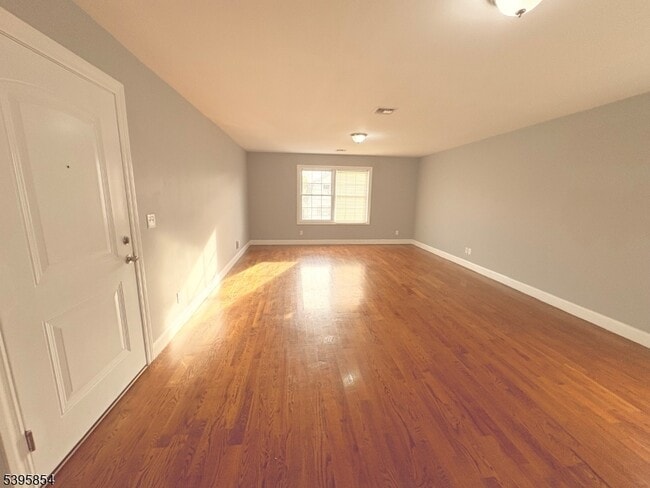 Foto del edificio - 1025 E Grand St