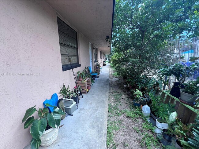 Foto del edificio - 1734 N 16th Ct