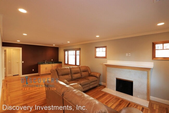 Building Photo - 3 br, 3 bath House - 407 Moraga Avenue