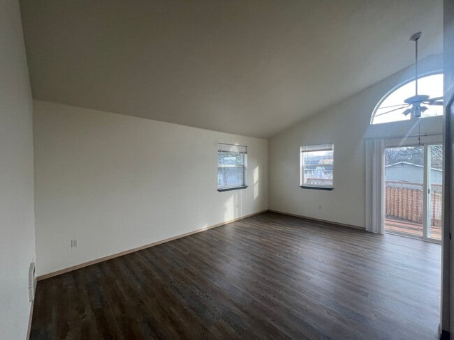 Foto del edificio - 2 Bed, 1 Bath 2nd Floor Unit in Lettered Streets District