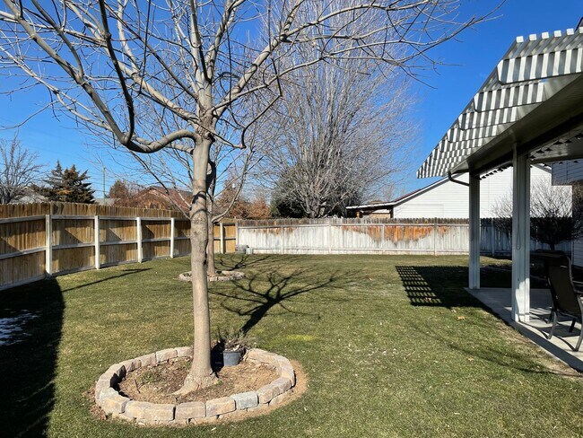 Foto del edificio - Beautiful Home on Corner Lot- well kept pr...