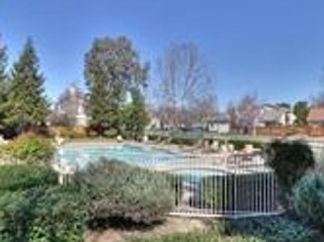 Foto del edificio - Pleasanton Valencia Neighborhood, Single Story Corner Lot, 2 BD, 2 BA. Great Schools Donlon Elem....