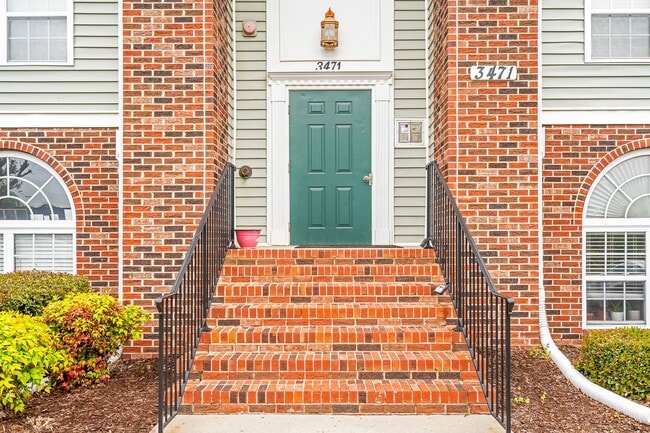 Building Photo - Cozy Condo in Burlington!