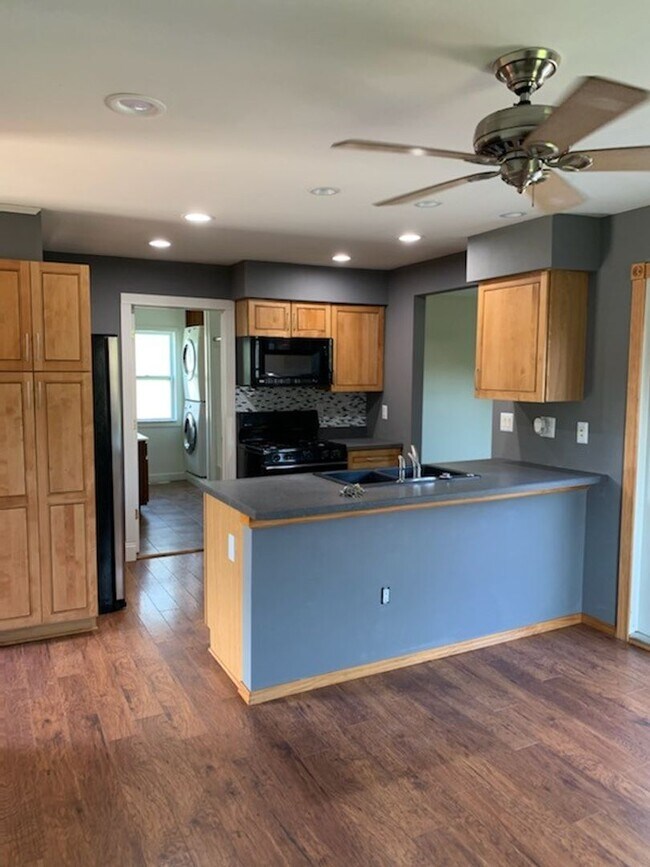 Foto del edificio - LIVE IN DOWNTOWN HOWELL! 3 BEDROOM HOUSE FOR LEASE