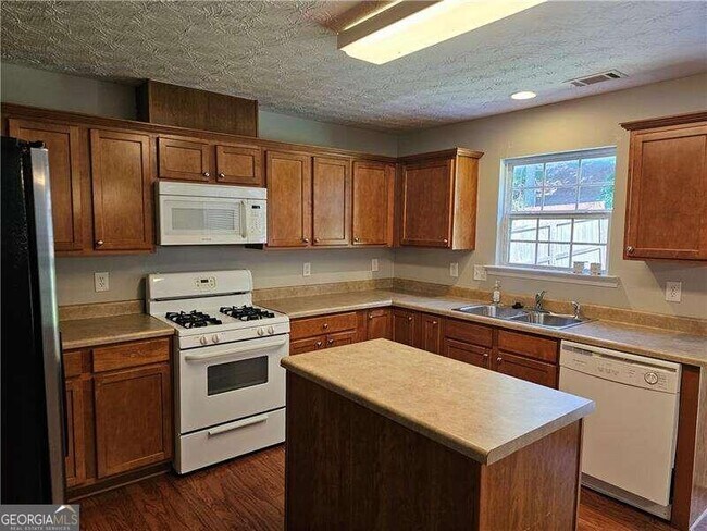 Building Photo - 645 Roxford Ln NE