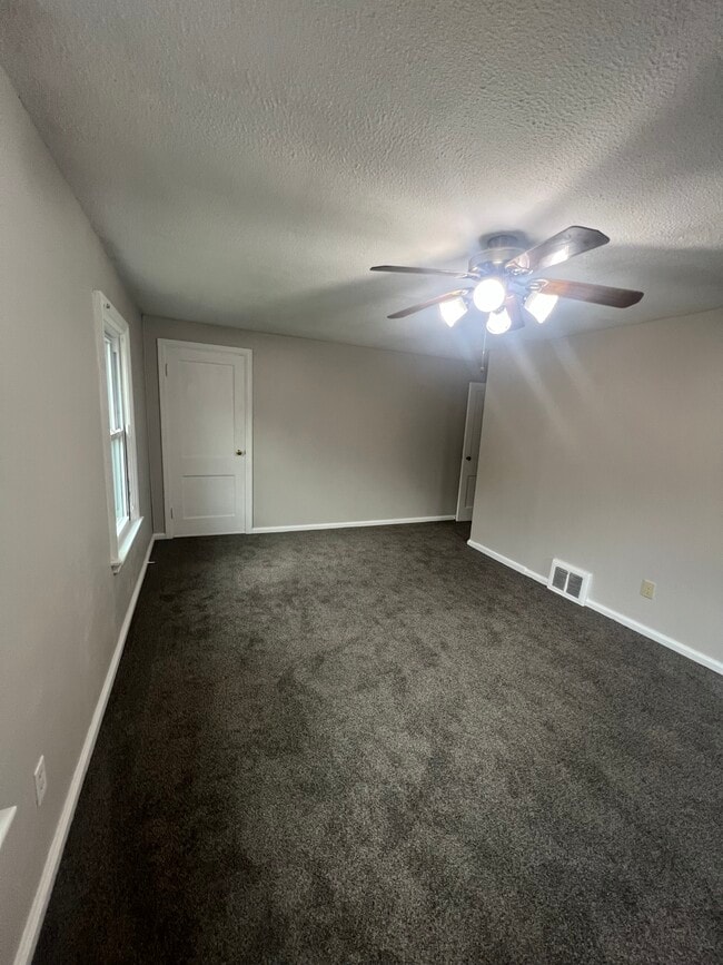 Building Photo - 1550 W 45th St