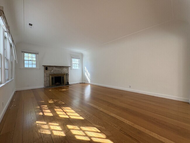 Foto del edificio - Charming Updated 4BR Home on Prime Corner ...