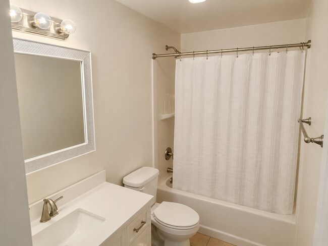 Building Photo - 166 Mercier Dr