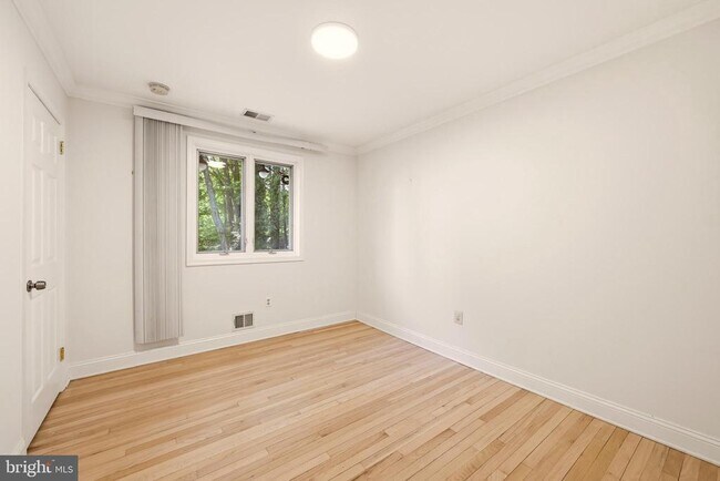 Foto del edificio - 8400 Thornden Terrace