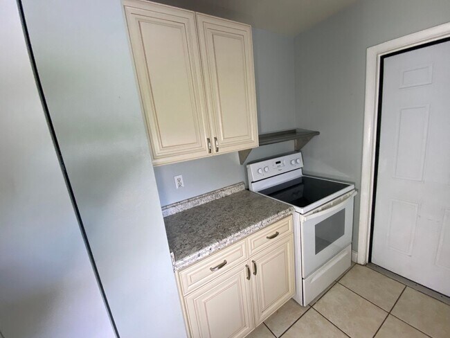Building Photo - Three bedrooms one bath Deltona