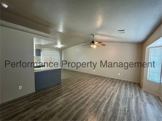Building Photo - 3 Bed/2 Bath Home in Delano with Solar and...