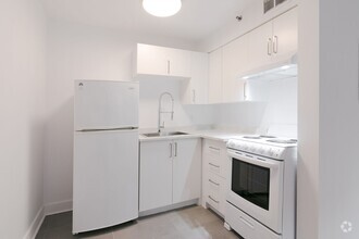 Building Photo - 25 Av des Pins O