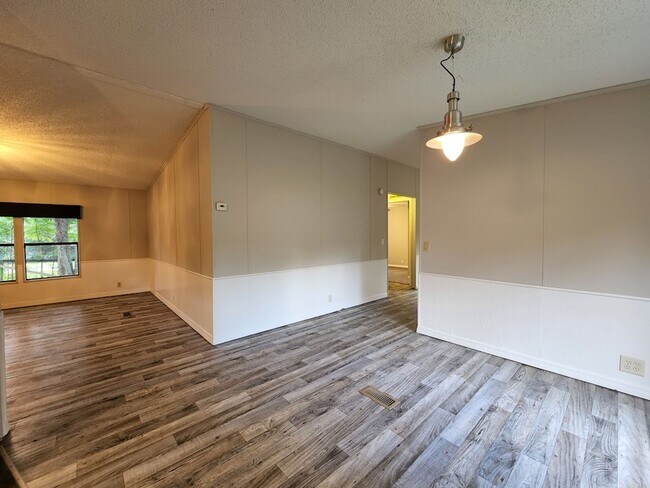 Foto del edificio - 3 Bed  2 Bath  2 Garage/Workshop and Fenced