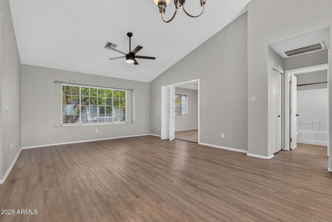 Foto del edificio - 860 N McQueen Rd