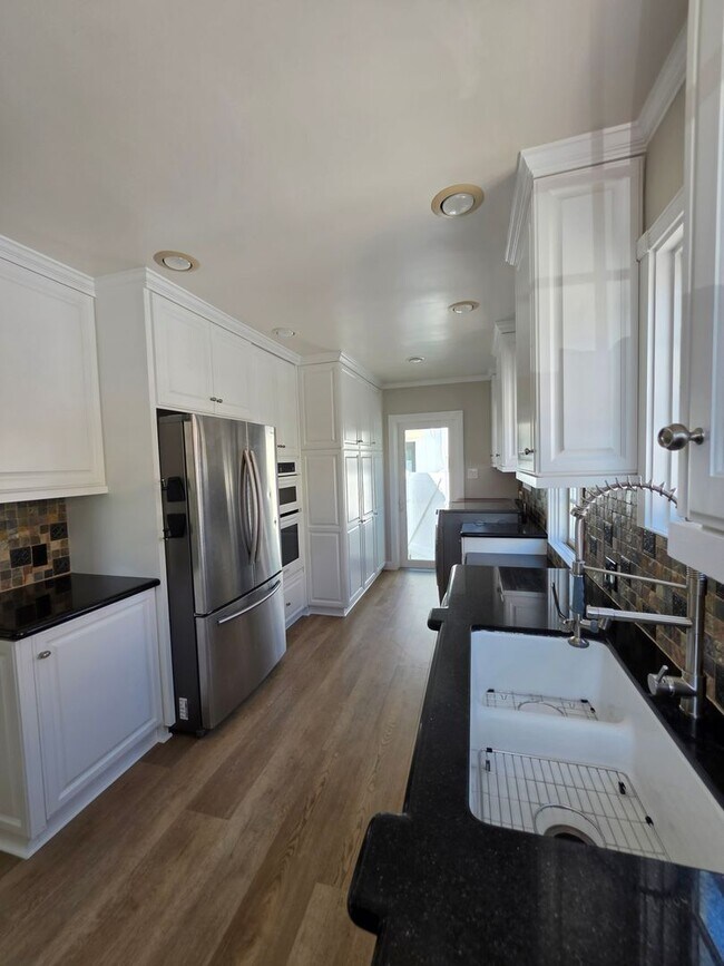 Foto del edificio - 8109 Holy Cross Pl