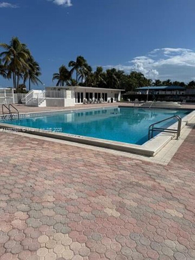 Foto del edificio - 5005 Collins Ave