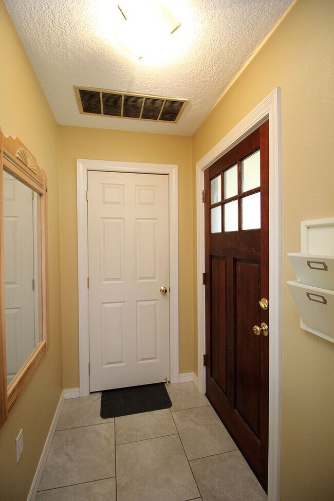 Foto del edificio - Gorgeous, Remodeled 3 Bed/2 Bath Mid-Century Ranch on Huge Lot – Lake Oswego!