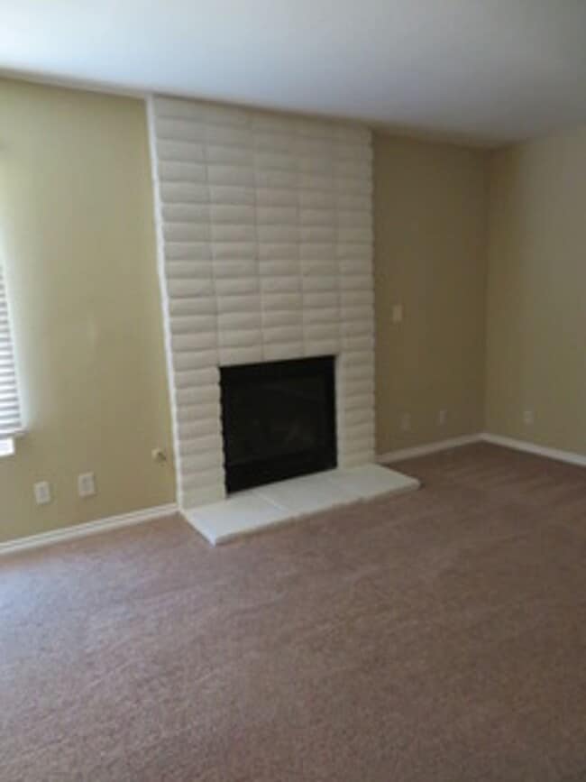 Building Photo - Hancock Park Village 3-Bedroom Condo