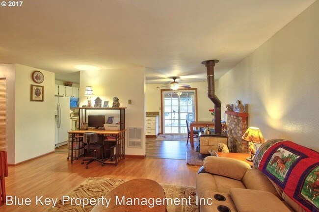 Foto del edificio - 3 br, 1 bath House - 23010  NE Pluss Road