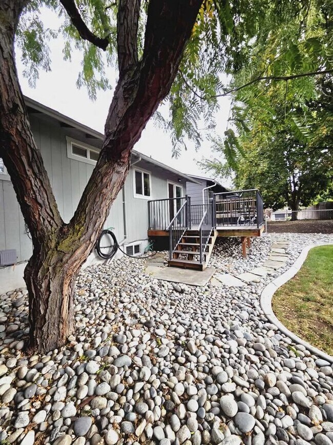 Foto del edificio - **Gorgeous Renovated 3 Bed 2.5 Bath Duplex FOR RENT**