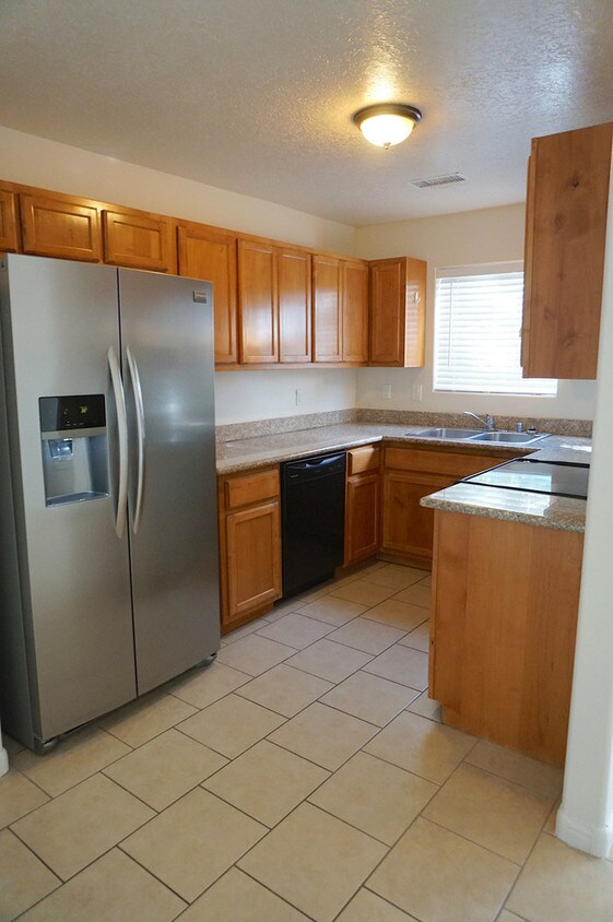 Primary Photo - 210 San Clemente Ave NW