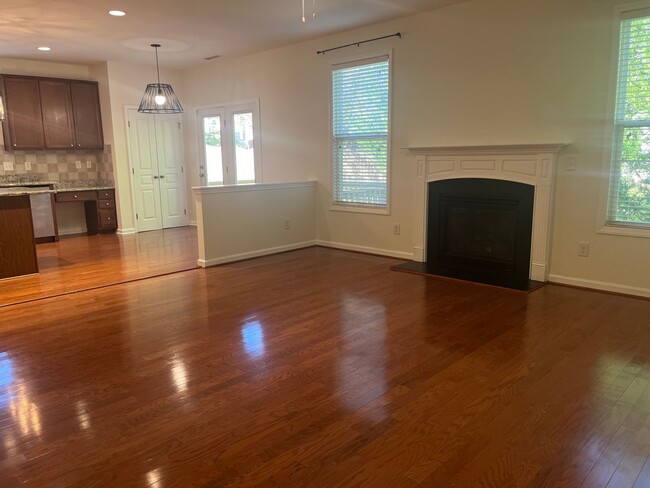 Building Photo - Spacious 5 Bed/3 Bath Residence, Near High...