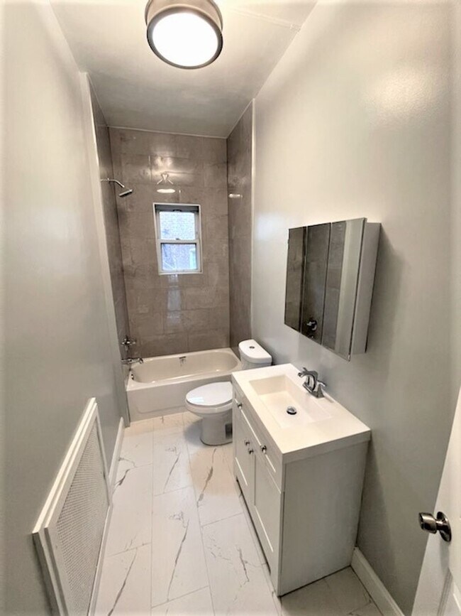 Building Photo - Large 3 bedroom in Old City!