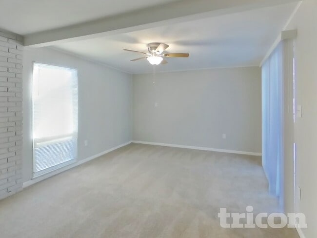 Building Photo - 546 W Palmeden Dr