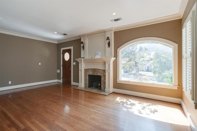 Building Photo - Charming 3-Bedroom Home with Spacious Layo...