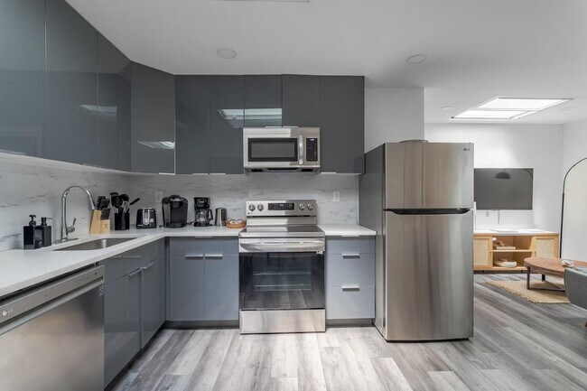 Building Photo - 218 E 104th St