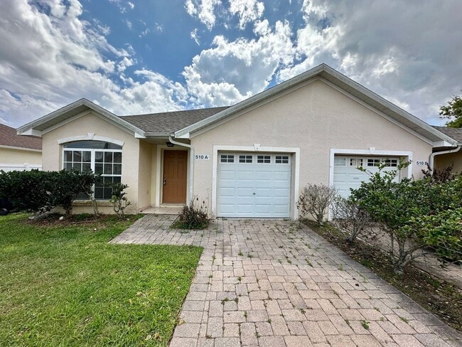 Building Photo - NEWLY RENOVATED Duplex available NOW!