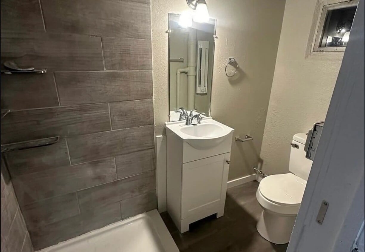 Building Photo - 1516 E Routt Ave