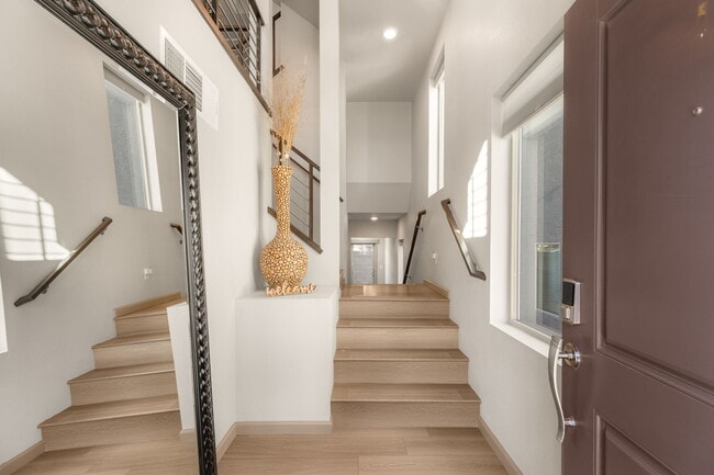 Foto del edificio - 8044 Carpenter Creek Ave