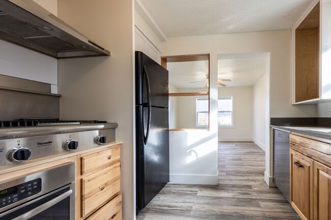 Building Photo - COUNTRY LIVING - 3 Bed 1 Bath with a 1 sta...