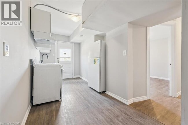 Building Photo - 906 King St E