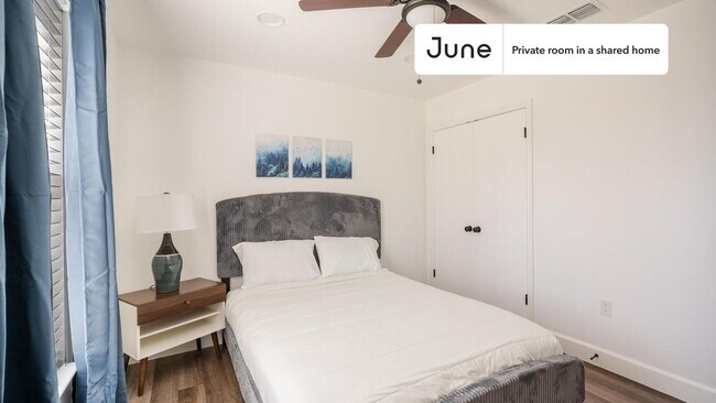 Building Photo - Private bedroom in 3 bed/2 bath Home