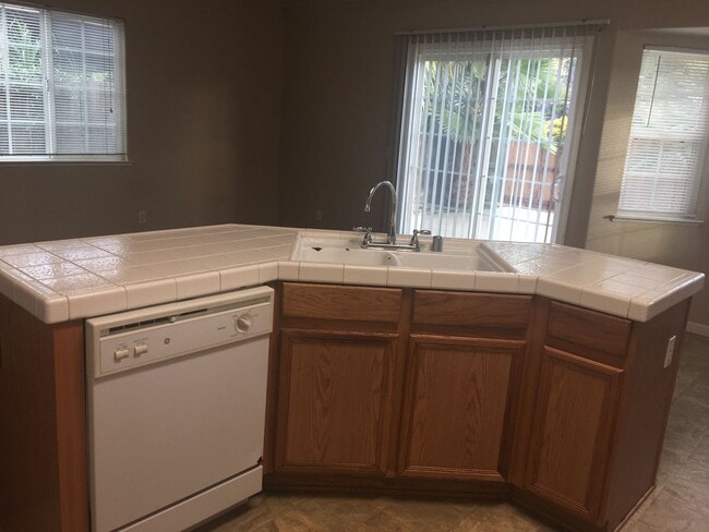 Building Photo - Move-In Special 1/2 Off the First Month's Rent